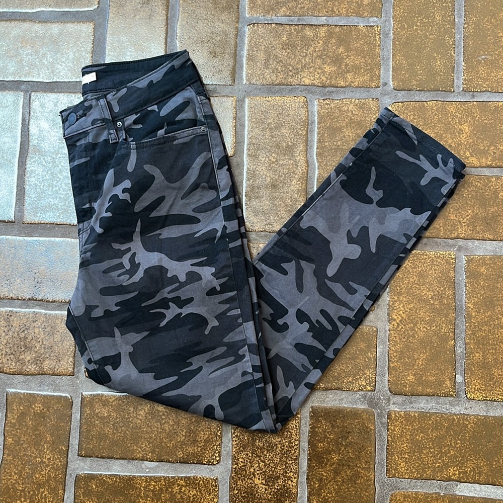 Levi’s Black Camo Print 721 High Rise Skinny Jean